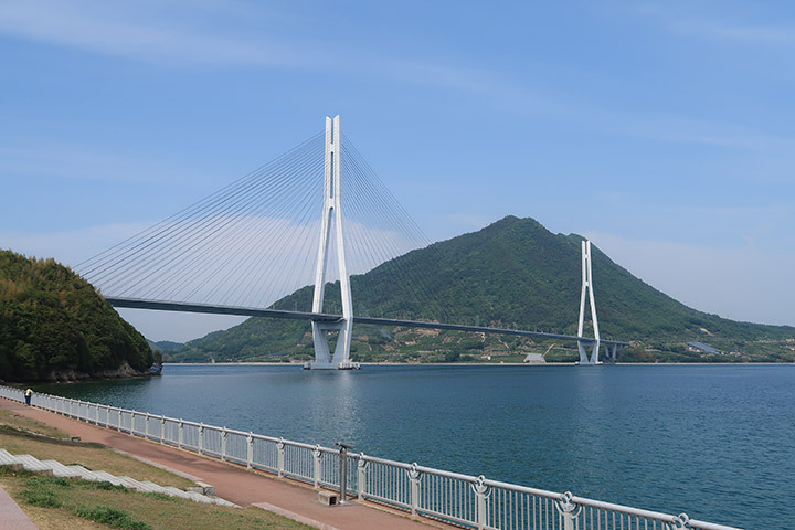 写真：大三島から多々羅大橋を望む