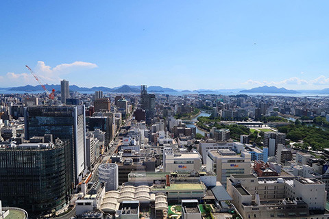 写真：30階の部屋から広島市南部を撮影