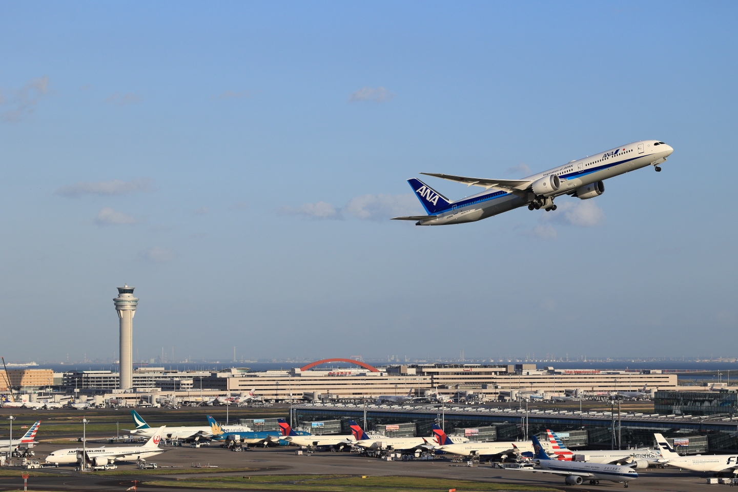 写真：羽田空港B滑走路を離陸するANAの飛行機